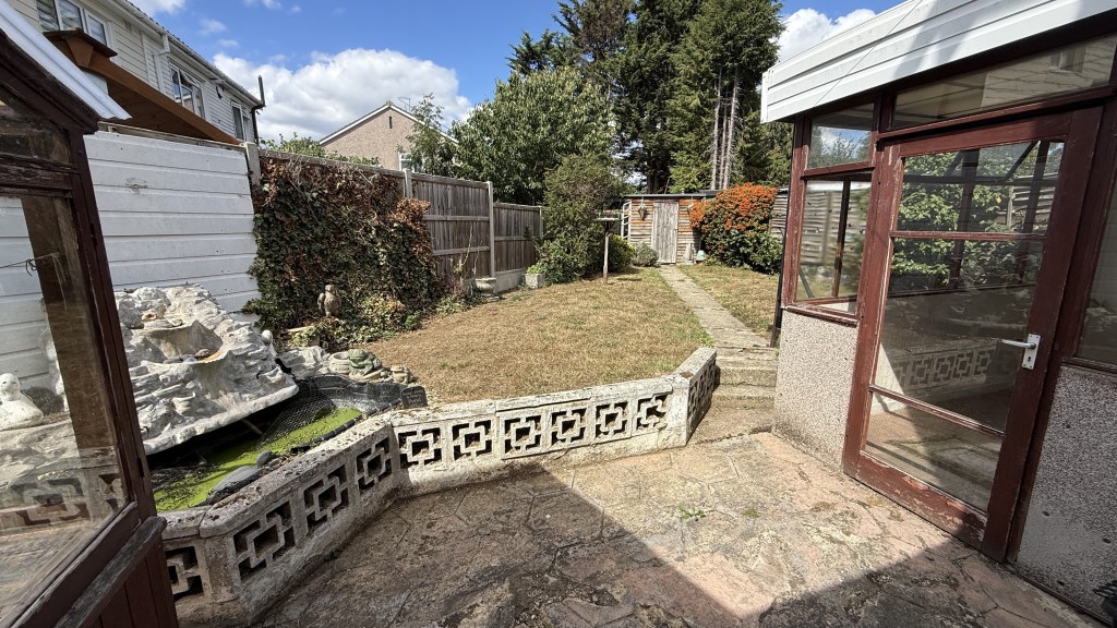 Lot: 81 - VACANT SEMI-DETACHED HOUSE REQUIRING MODERNISATION - External image of garden from patio
